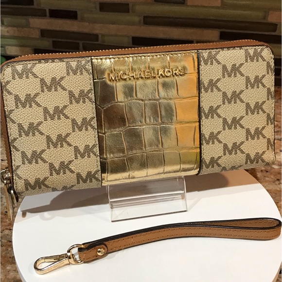 Michael Kors Gold Croc Embossed Signature Large Zip Around Wallet/Wristlet ๐ฅ - Picture 5 of 17